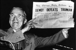 El titular falso más famoso de la historia: Harry S. Truman gana las elecciones presidenciales estadounidenses de 1948… y muestra un diario que lo declara perdedor.