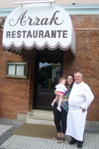 Juan Mari Arzak junto a la periodista y directora de Medios Lentos, Luciana Mazza Toimil, y su hija.