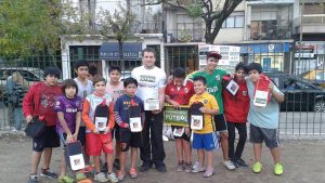 Diego Capelleti y los chicos de Creciendo con el Fútbol en la plaza Jean Jaures, de Buenos Aires